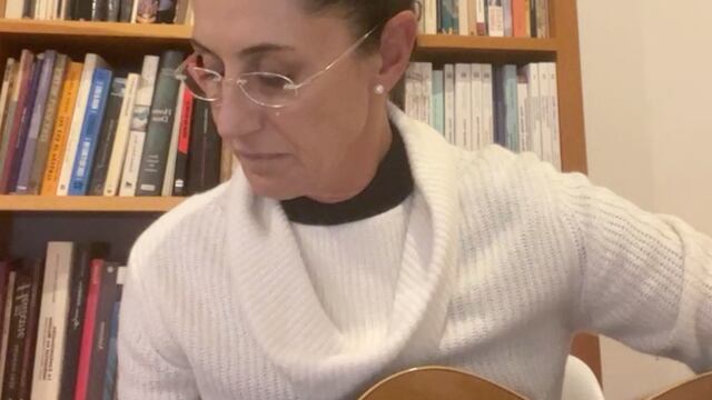 Claudia Sheinbaum tocando la guitarra desde su casa en su primer live en Facebook