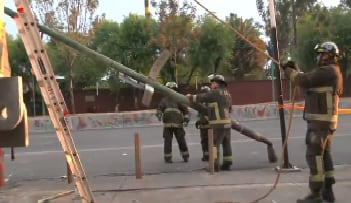 Un camión de cerveza perdió el control y tiró postes de luz y del C5 en Iztapalapa