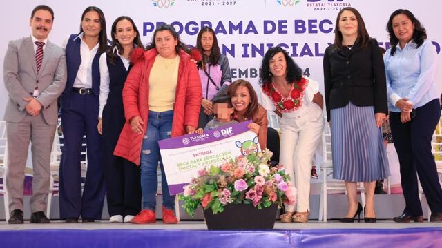 Lorena Cuéllar entrega becas de educación inicial y preescolar