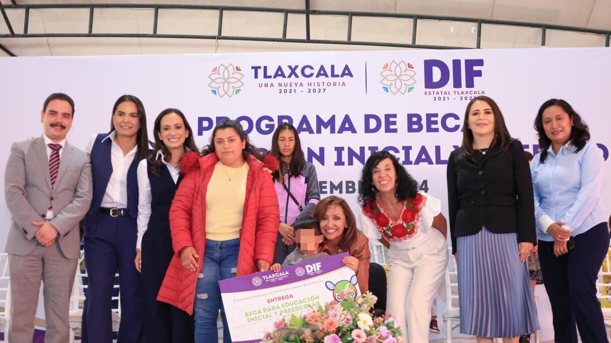 Lorena Cuéllar entregó en Tlaxcala becas de educación inicial y preescolar