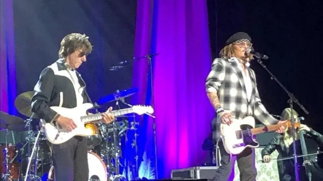Johnny Depp sorprende al tocar en concierto de Jeff Beck