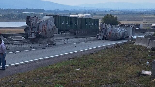 Volcadura de pipas en Arco Norte que afectó severamente la México-Querétaro