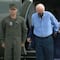 VIDEO: ¿Joe Biden no puede ponerse un saco? El presidente tuvo que ser ayudado por su esposa