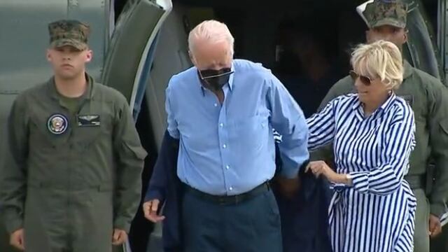 Joe Biden no pudo ponerse su saco, lo ayuda su esposa