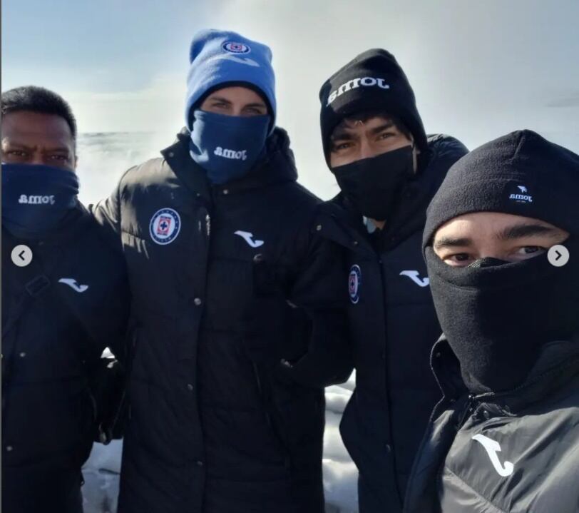 Santiago Giménez y otros miembros de Cruz Azul,
