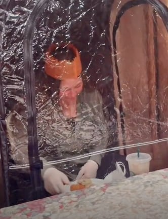 Familia coloca burbuja de plástico en joven que dio positivo a Covid-19