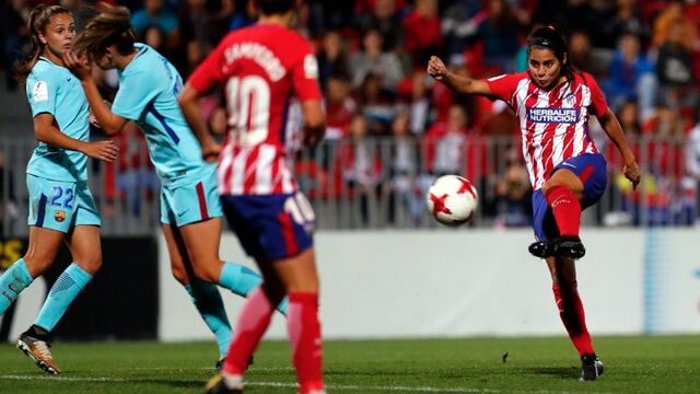 Robles dispara al arco.