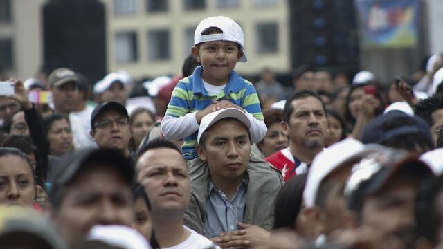 Un niño en concierto masivo. Foto: Moises Pablo / Cuartoscuro