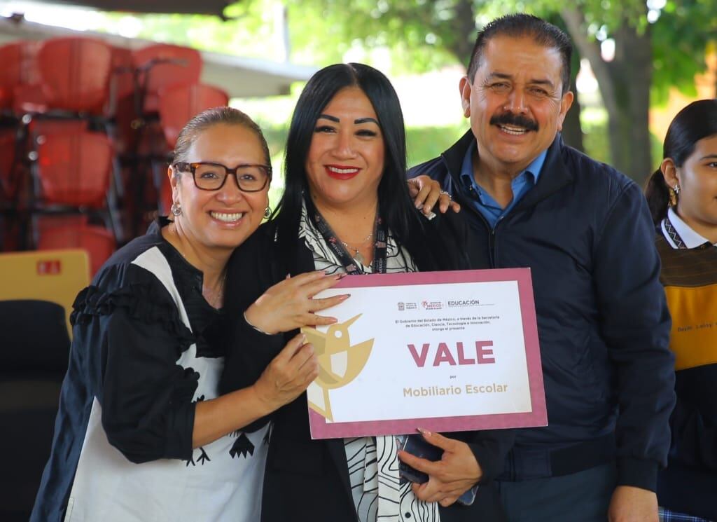 Ecatepec entrega mobiliario y aulas nuevas para más de 40 mil estudiantes