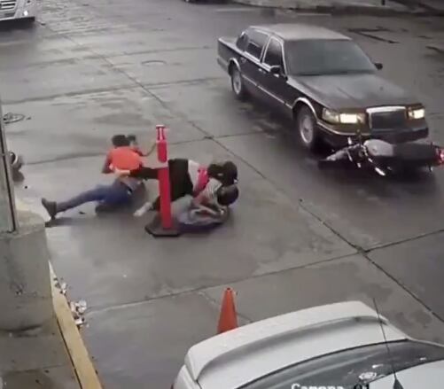 Choque de familia en motocicleta con automóvil