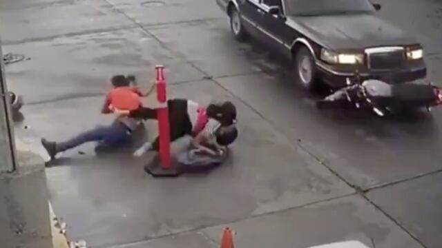 Choque de familia en motocicleta con automóvil