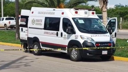 Mazatlán: Narcos levantan a hombre que era trasladado en ambulancia y lo llevan al hospital tras confundirlo con alguien más