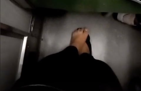 Pierde su zapato en el Metro