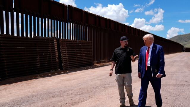 ARCHIVO - El candidato presidencial republicano Donald Trump habla con Paul Perez, presidente del sindicato Consejo Nacional de la Patrulla Fronteriza durante una visita a la frontera sur de EEUU en Sierra Vista, Arizona, el 22 de agosto de 2024. (AP Foto/Evan Vucci)