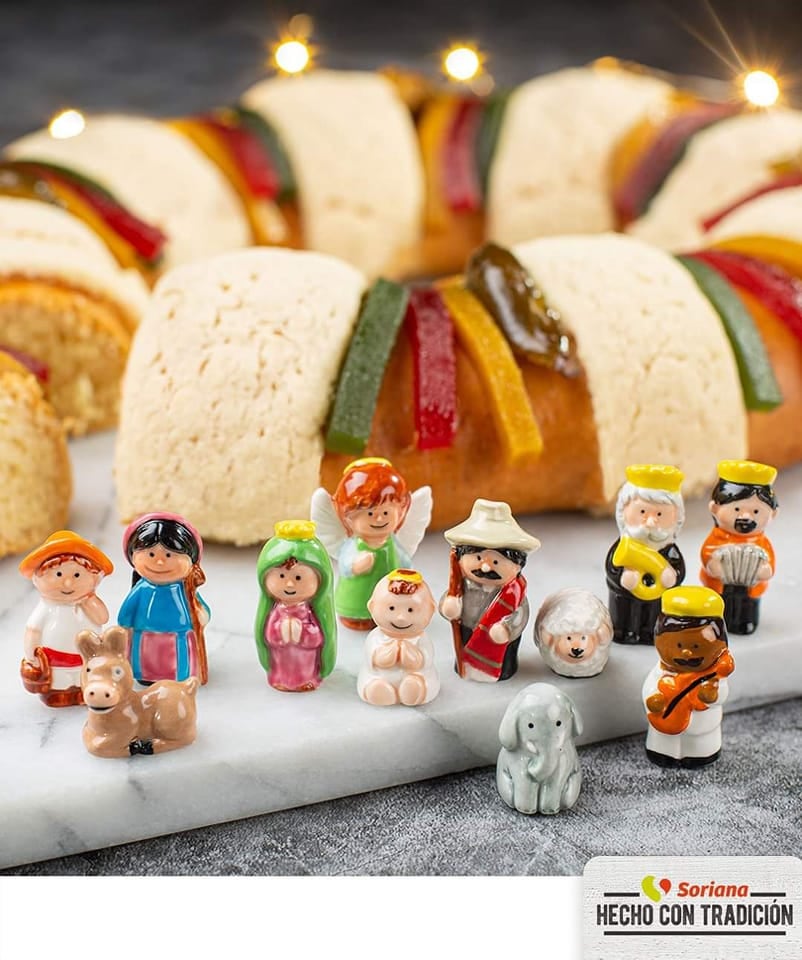 Rosca de Reyes de Soriana con nacimiento de cerámica.