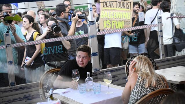 Habitantes de Barcelona corren a turistas de restaurantes