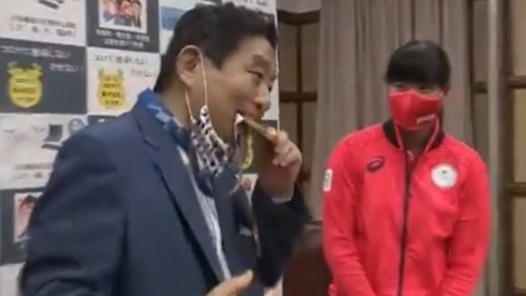 Campeona olímpica de Tokio 2021 recibirá nueva medalla por mordida de Alcalde