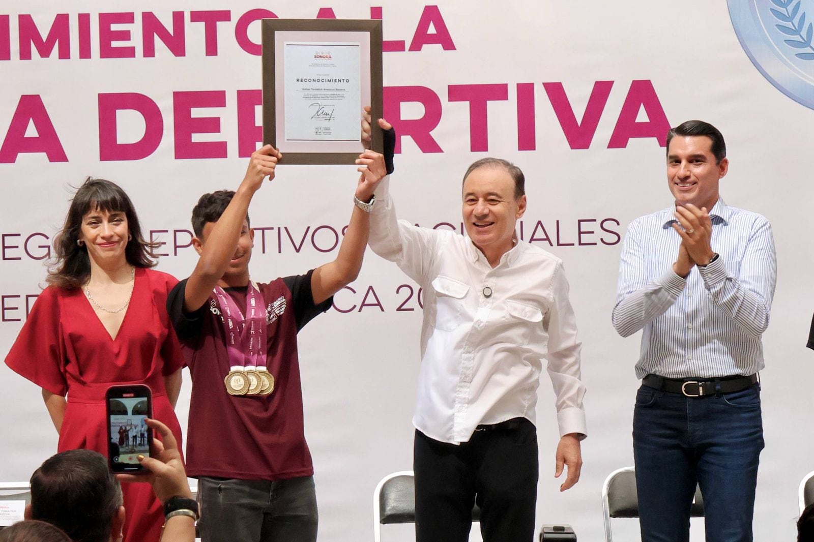 Alfonso Durazo brinda beca económica a deportistas medallistas de Educación Básica.
