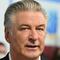 Alec Baldwin no pisará la cárcel; libra los cargos por portación de armas