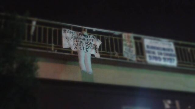 Cuelgan 2 muñecos en Neza