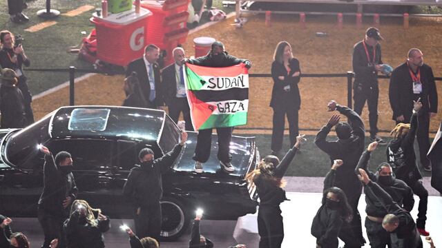 Protesta con bandera de Palestina en medio tiempo del Super Bowl 2025