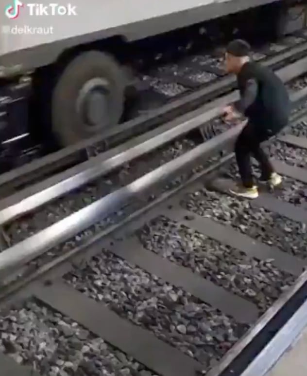 Joven alcoholizado baila en vías del metro