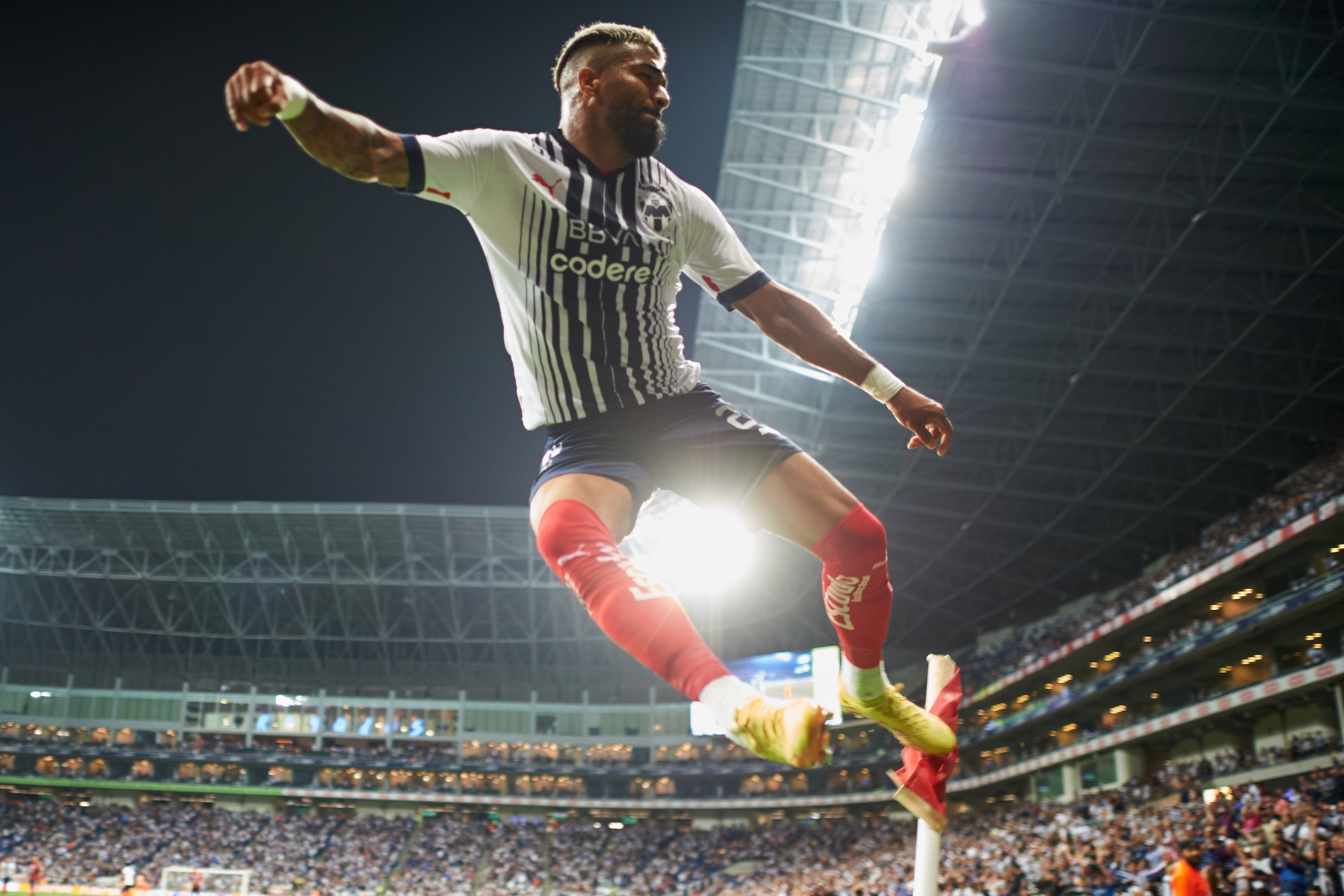 Rodrigo Aguirre celebra gol con Rayados de Monterrey