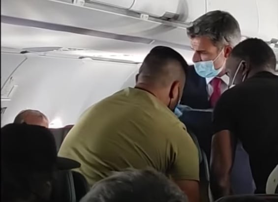 Atan a pasajero con cinta adhesiva