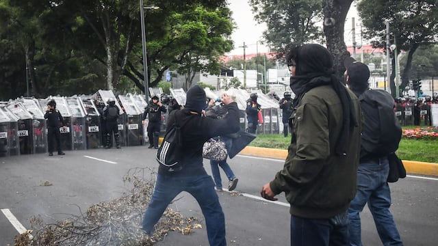Detienen a una manifestante en plena protesta por el Mundial 2026