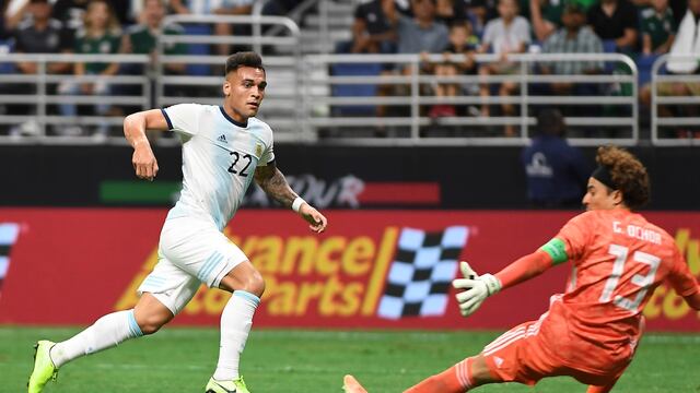 Lautaro Martínez ya le clavó dos goles a Ochoa