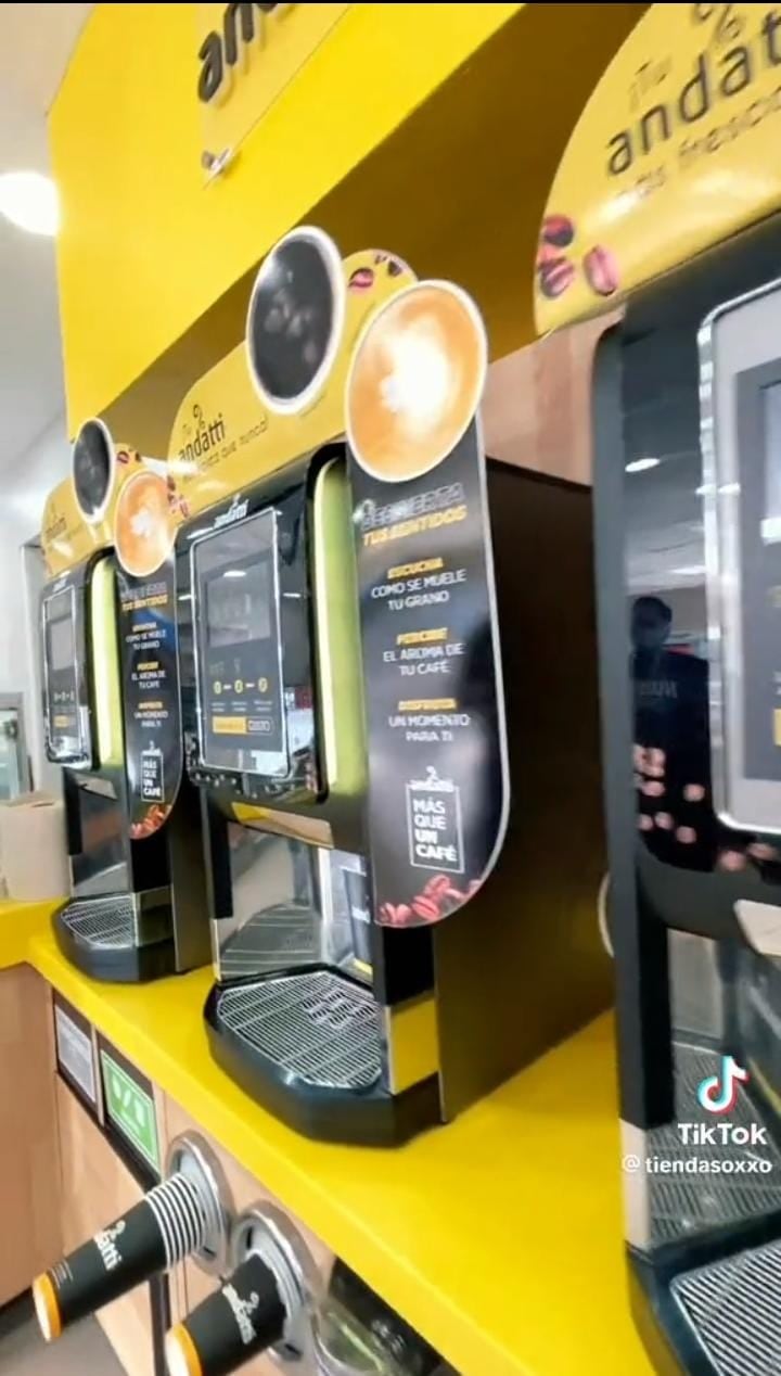 Maquina expendedora de café con diseño futurista en Oxxo