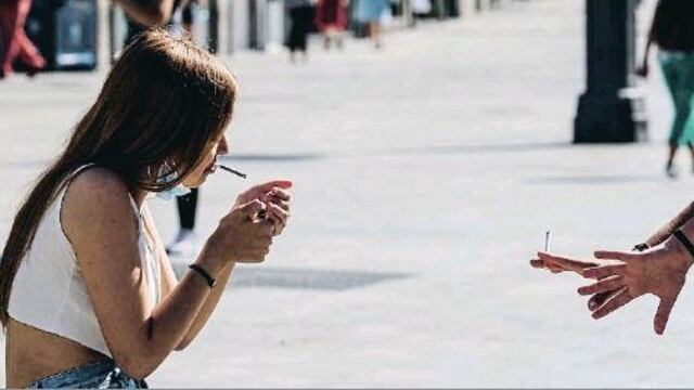 En España los fumadores en la calle deben guardar su sana distancia
