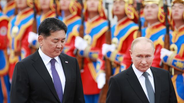 Vladimir Putin es recibido con honores en Mongolia pese a orden de arresto de CPI