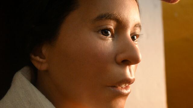 Una foto facilitada por la Universidad Católica de Santa María, de Perú, muestra el lunes 23 de octubre de 2023 la reconstrucción de la cara de una joven que fue encontrada momificada y congelada cerca de la cumbre del Monte Ampato en los Andes peruano, tras ser sacrificada en un ritual de hace más de 500 años, en Lima, Perú. El trabajo estuvo a cargo de un equipo de arqueólogos peruanos y polacos y de un escultor sueco, especializado en reconstrucción facial. (Manuel Ballivian Figueroa/Universidad Católica de Santa María vía AP)