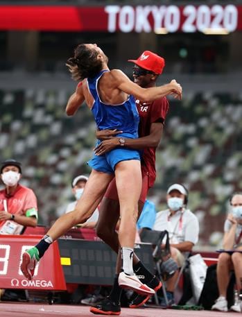 Mutaz Essa Barshim y Gianmarco Tamberi celebran su medalla de oro compartida.