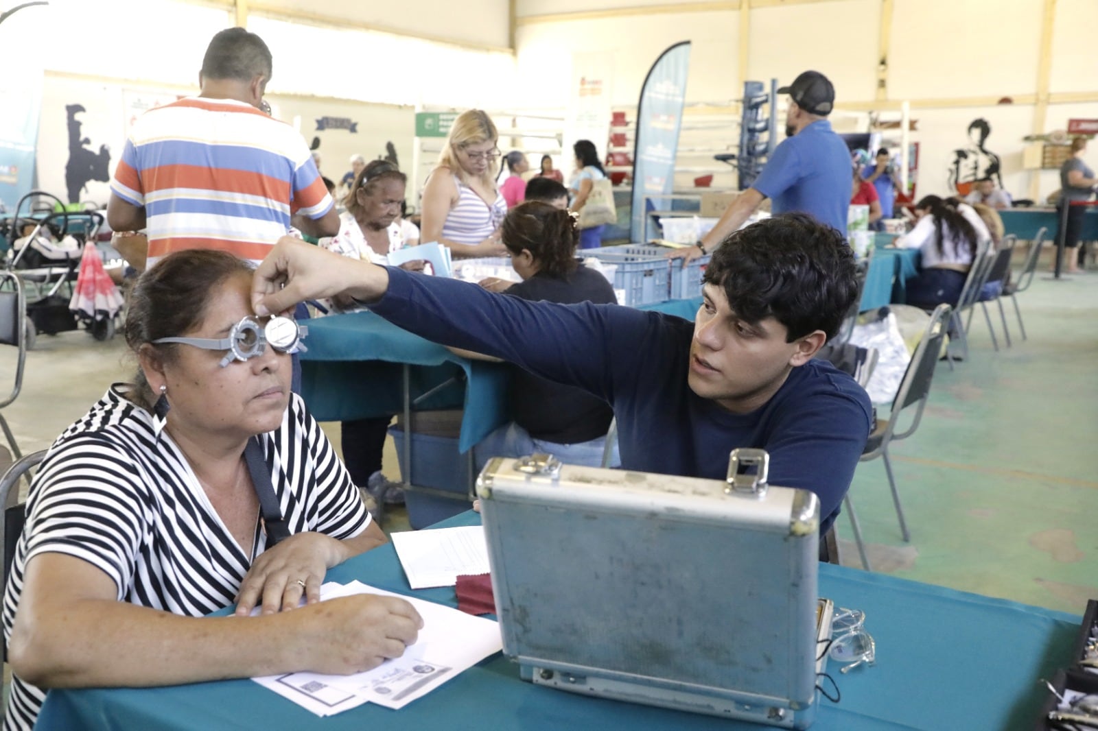 Mega Brigada de Escobedo lleva alimentos y servicios a Alianza Real.