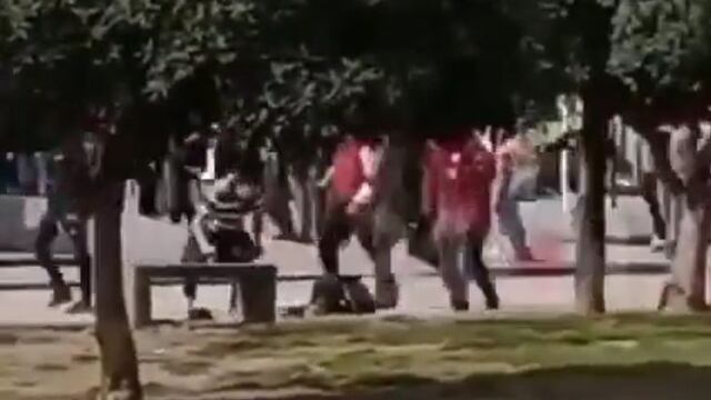 Un aficionado de Lanús murió tras un enfrentamiento a tiros entre barristas del equipo.