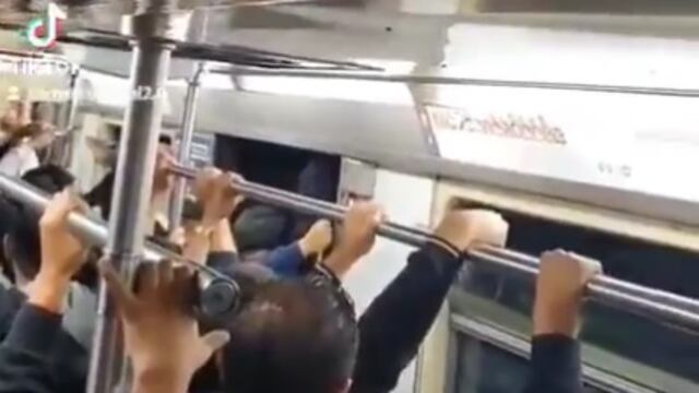 Tren de la Línea 7 del Metro CDMX avanza con puertas abiertas