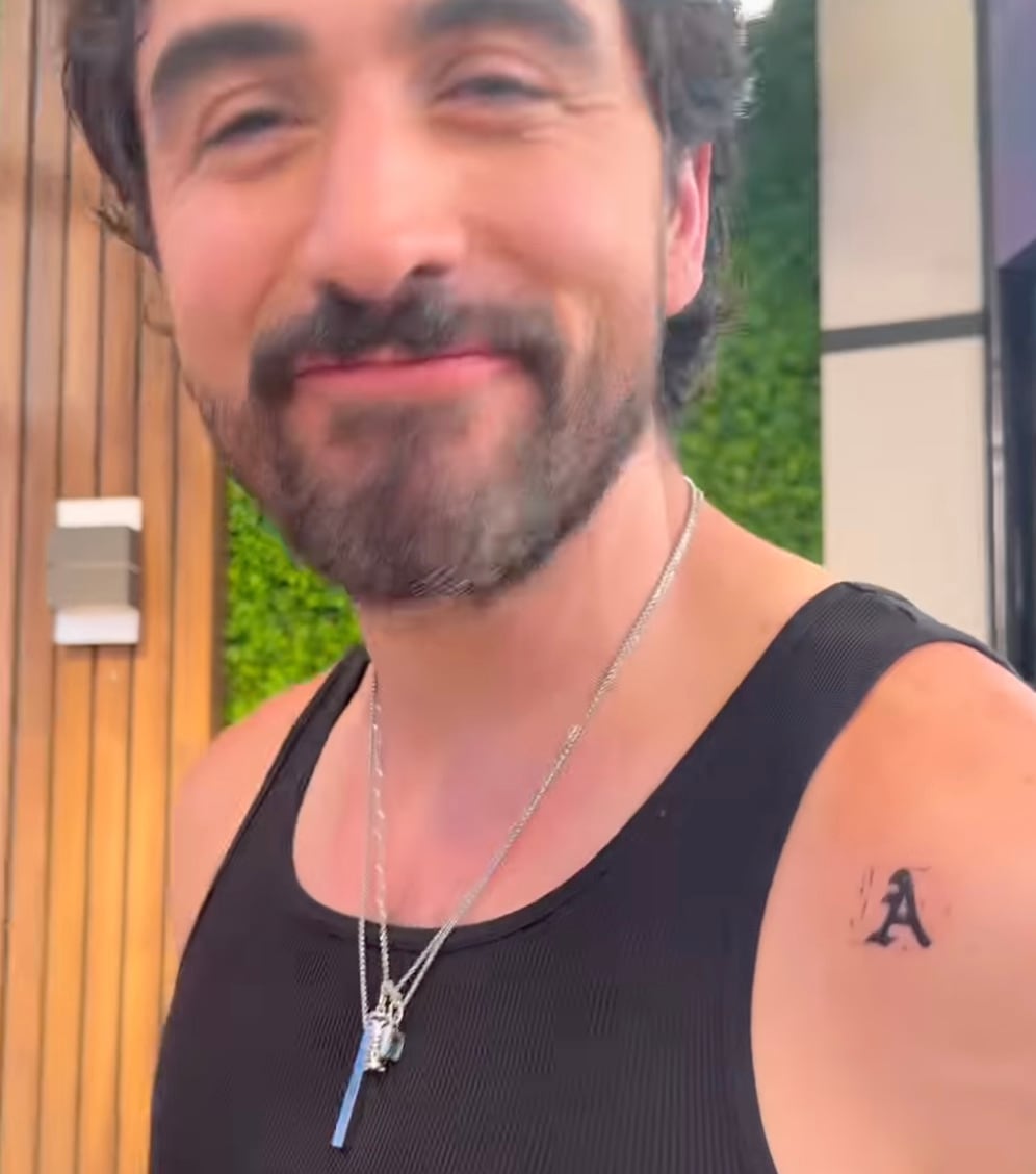 Luis Carlos Origel se coloca la inicial de Andrea Legarreta en el brazo