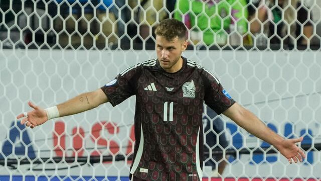 Santiago Giménez con la Selección Mexicana.