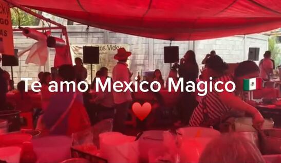 Se avientan show de ópera en tianguis del Edomex en puesto de quesadillas.