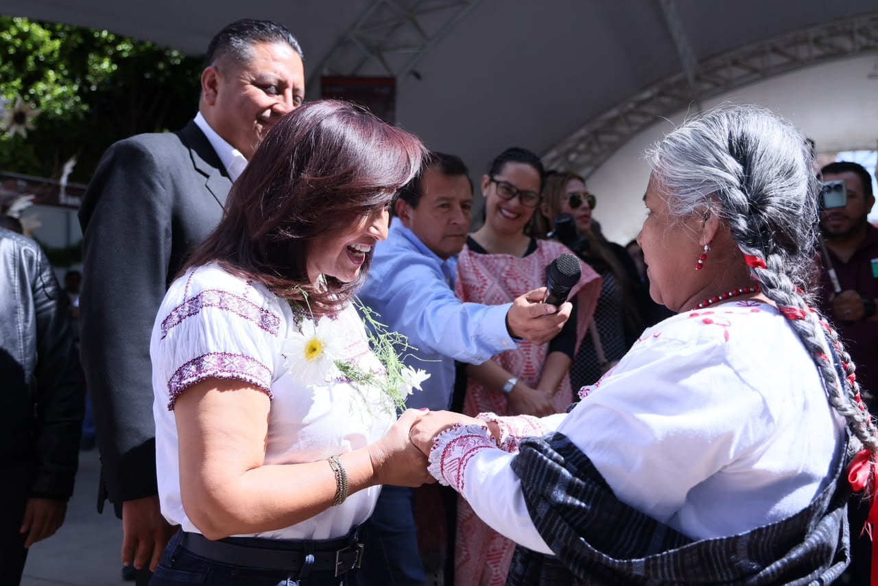 Lorena Cuéllar destaca inversión de 800 mdp para comunidades indígenas de Tlaxcala.