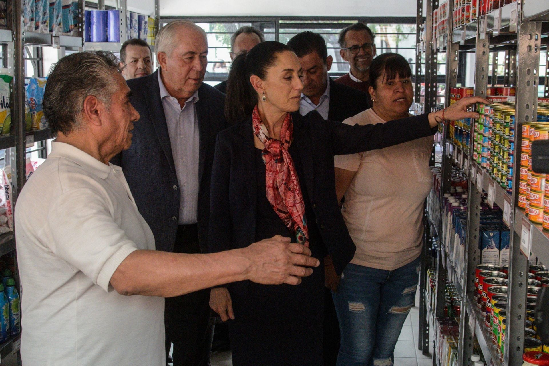Marca Bienestar: Claudia Sheinbaum recorre Tiendas del Bienestar