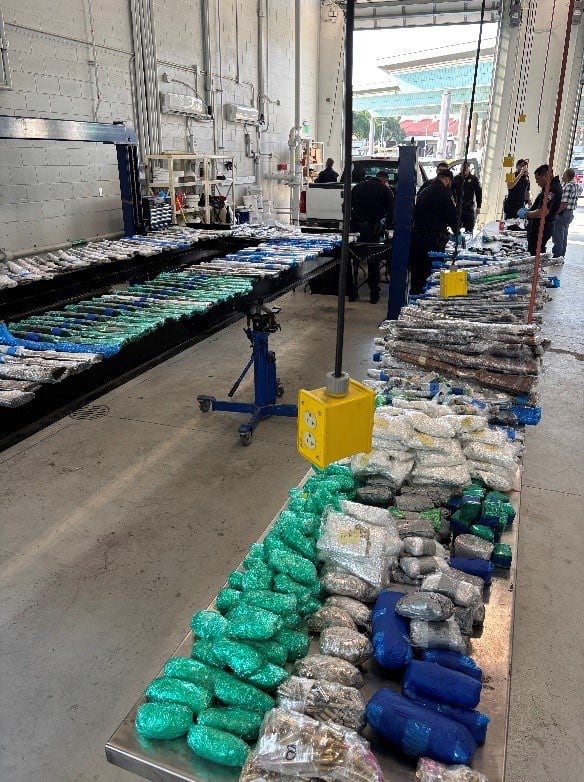 Detienen a mexicanos que intentaban ingresar 500 armas ilegales a Estados Unidos