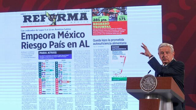 Andrés Manuel López Obrador, Presidente de México, crítica el encabezado del periódico Reforma en la mañanera