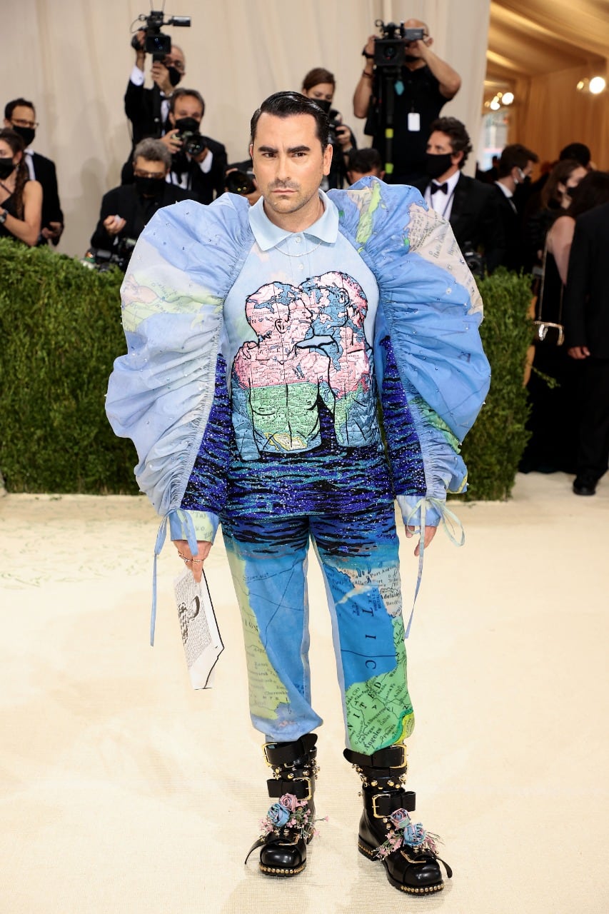 Dan Levy asiste al Met Gala 2021, con un traje que habla de la homofobia.