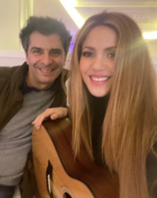 Shakira junto al productor discográfico Luis Fernando Ochoa