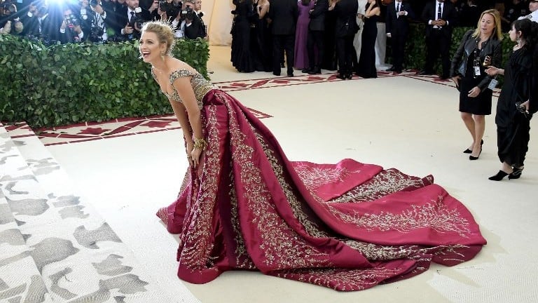 Blake Lively en la alfombra roja de la Gala Met 2018.