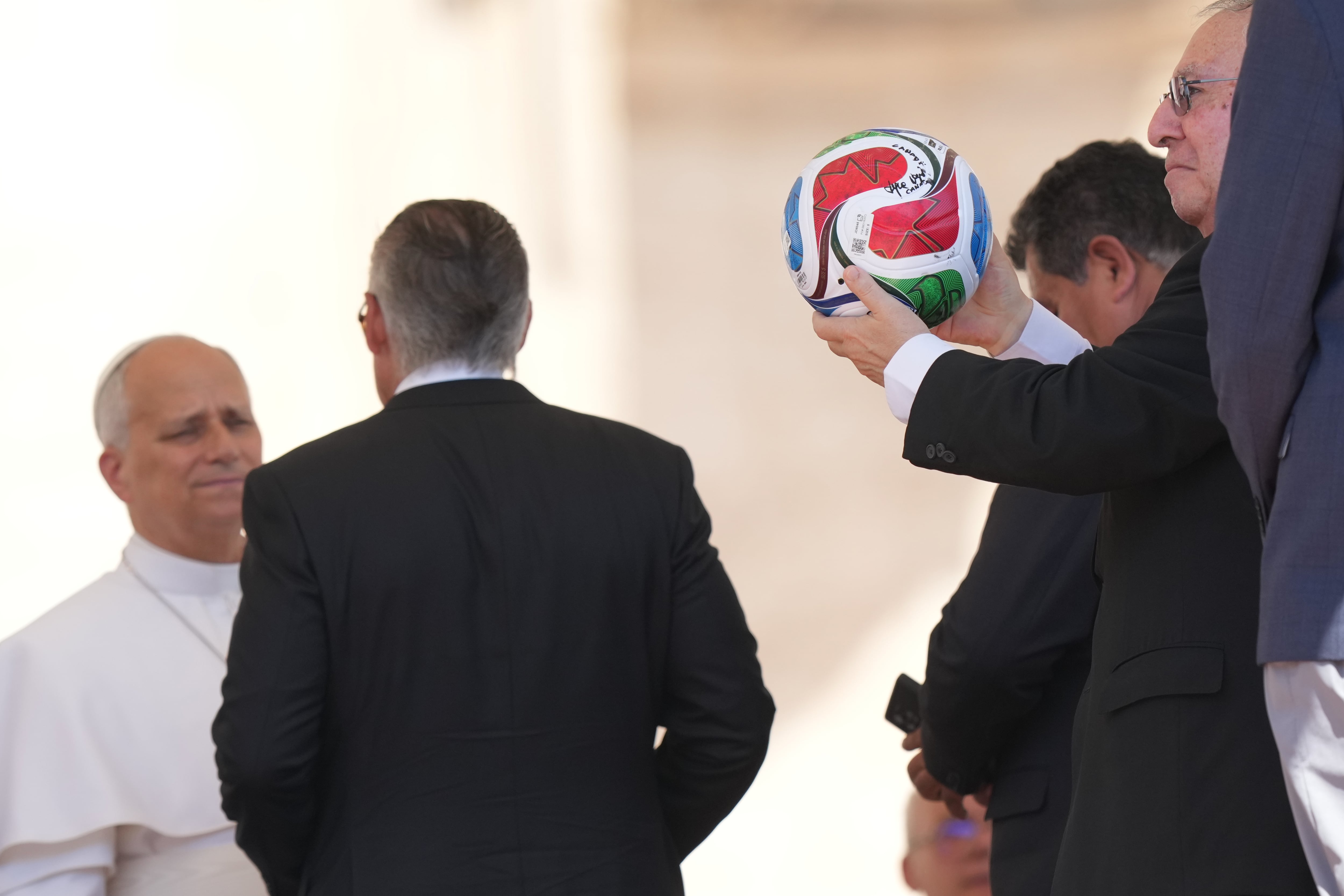 Papa León XVI recibe el balón oficial del Mundial 2026 durante encuentro con embajadores
