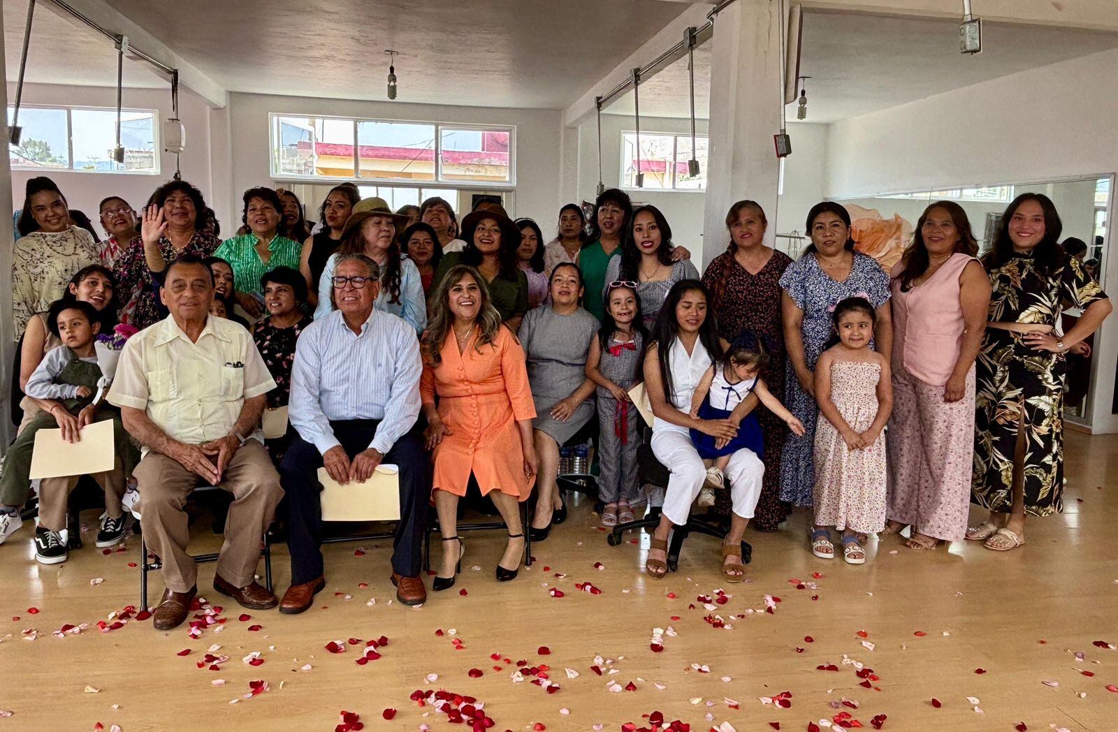 Mujeres de Tepotzotlán se empoderan con el primer curso de corte y confección